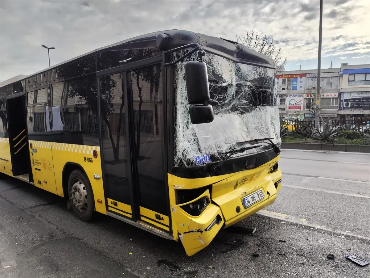 Fatih’te Durağa Yanaşırken Üç İETT Otobüsü Çarpıştı: Hasarlar ve Önlemler