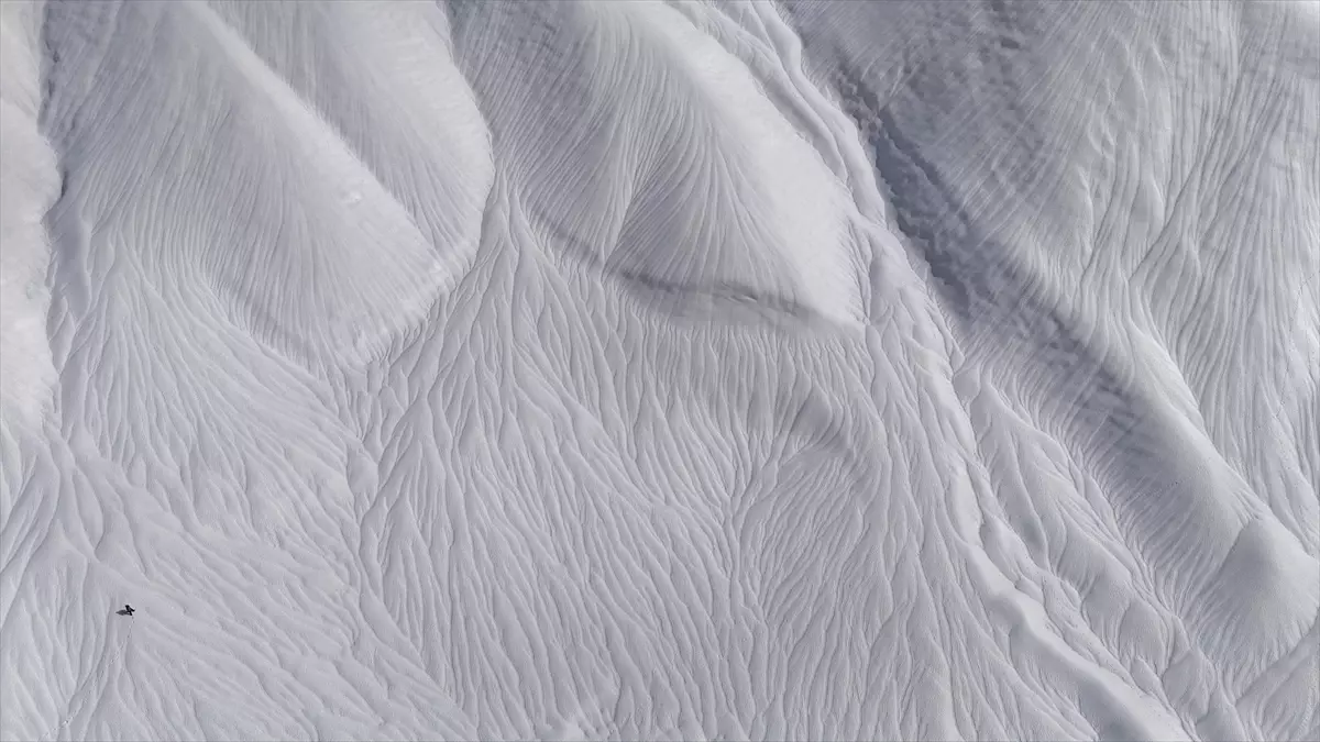 Hakkari’da Rüzgarın Şekillendirdiği Kar Dalgaları Görüntüleri Büyülüyor