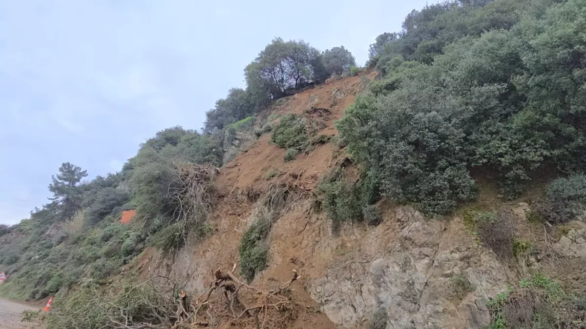 Mudanya Sahil Yolu Heyelan Sonrası Tekrar Kapandı: Ulaşıma Engel Oluşturdu