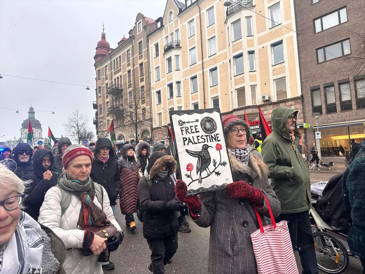 Stockholm’da protesto eden kalabalık