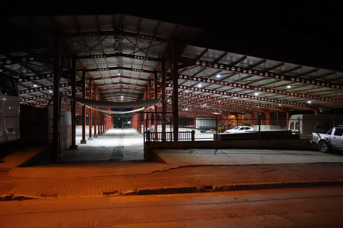 İzmir Bayraklı’da İftar Çadırında Şok Saldırı: Görevli Bıçakla Yaralandı