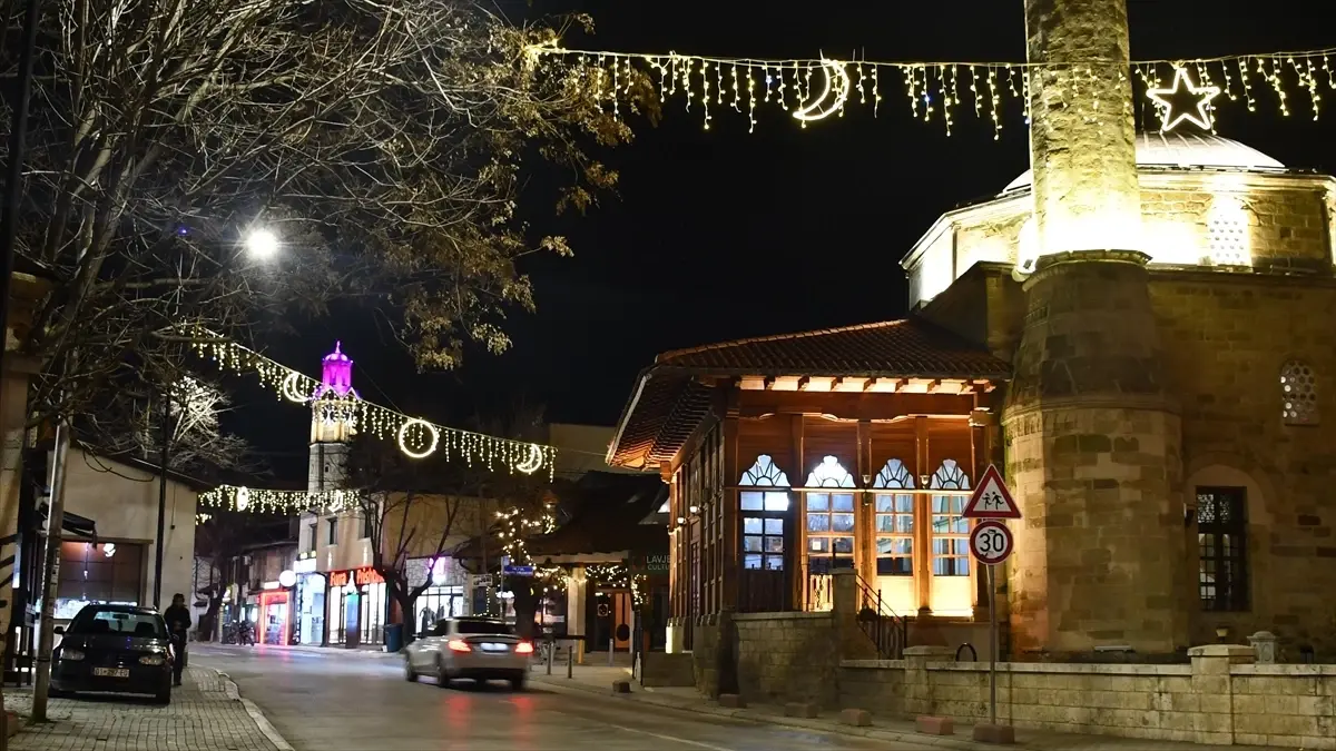 Priştine’de Ramazan Işıkları Şehri Büyülüyor