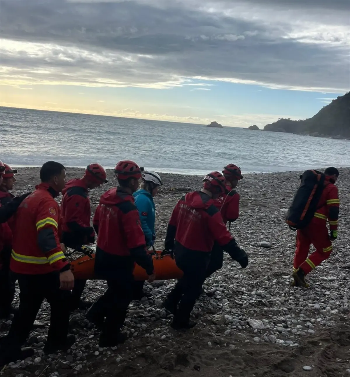 Kayalıklardan düşen genç Cihan A. kurtarıldı