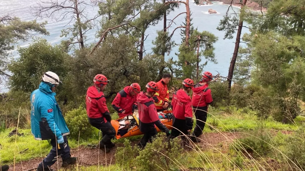Fethiye Kayalıklarında Düşen Genç Hızlı Müdahale Sonucu Hastaneye Kaldırıldı