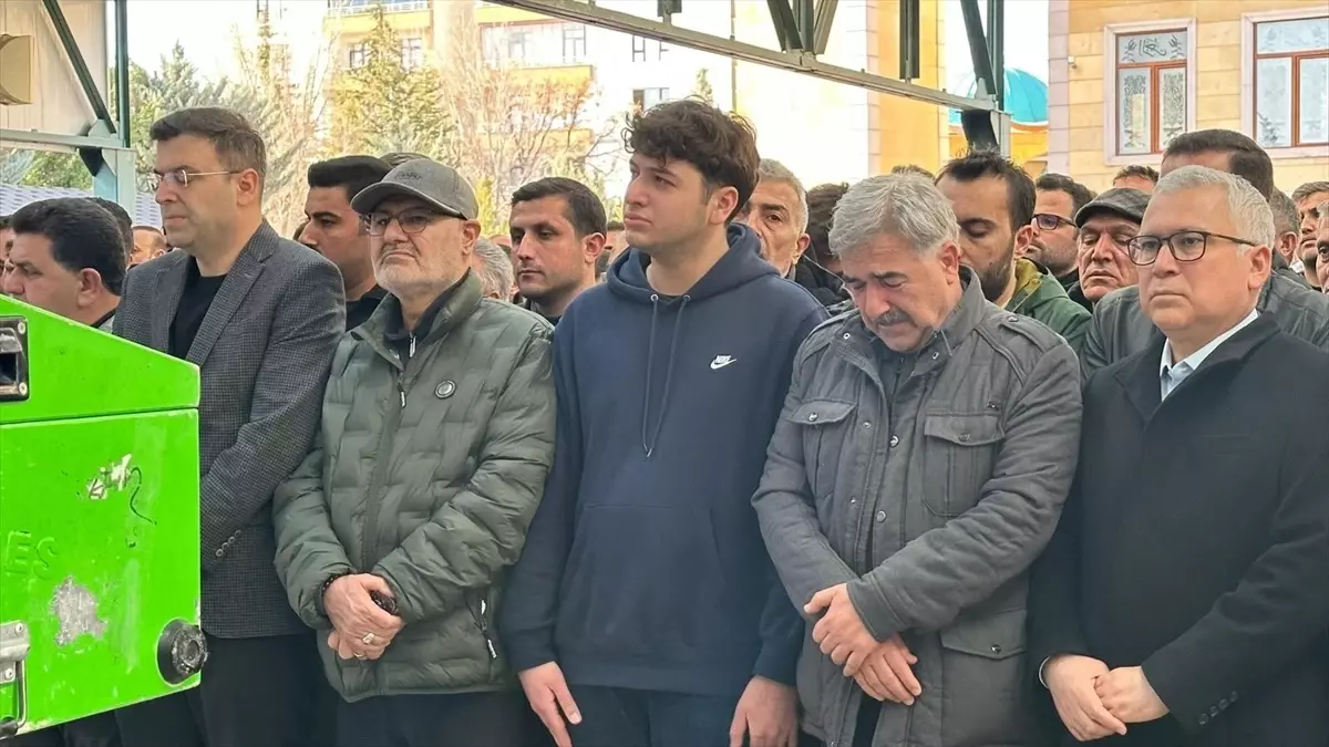 Niğde'de Nurhan Nebol'un Cenazesi Fatih Sultan Mehmet Camii'nde Gerçekleştirildi