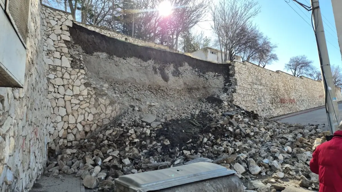 Niğde Kalesi'nde 8 Metrelik İstinat Duvarı Çöktü