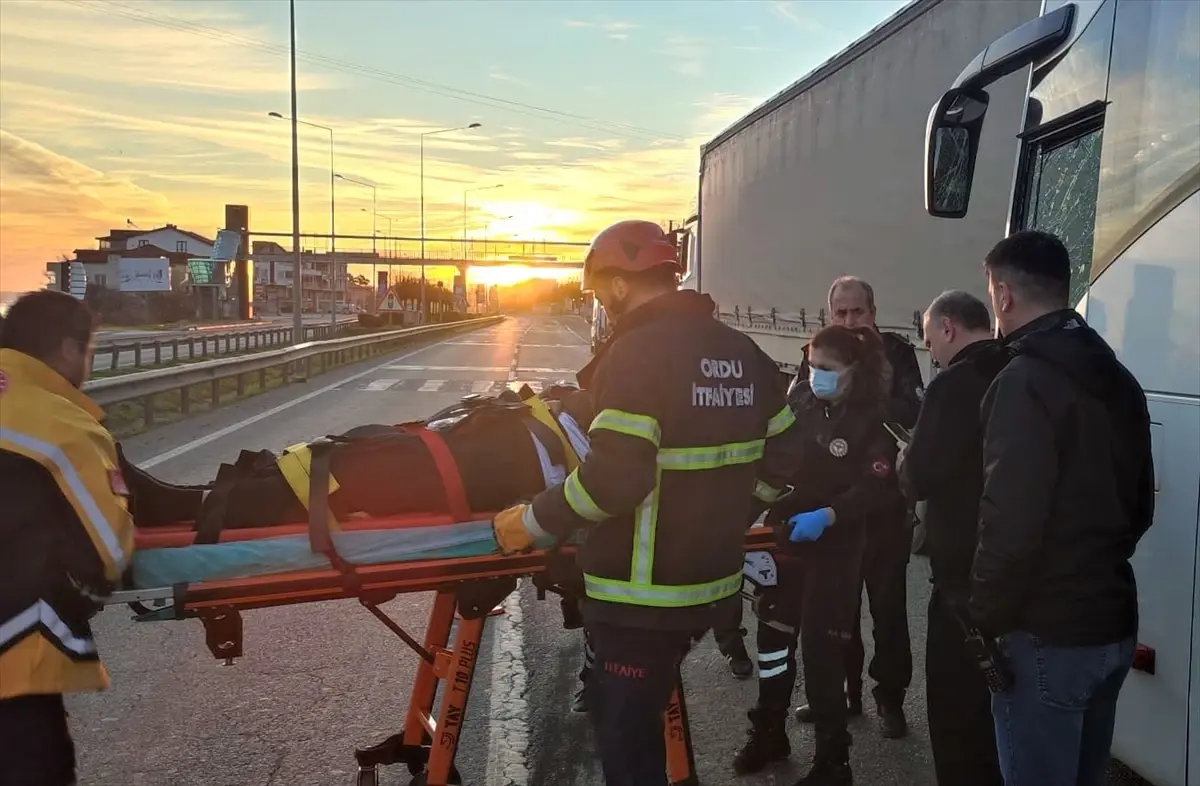 Ünye'de Otobüs ve Tır Çarpışması: 4 Kişi Yaralı