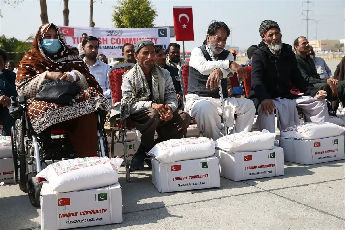 Türk Vatandaşları Pakistan’da 800 Koli Ramazan Yardımı Dağıttı