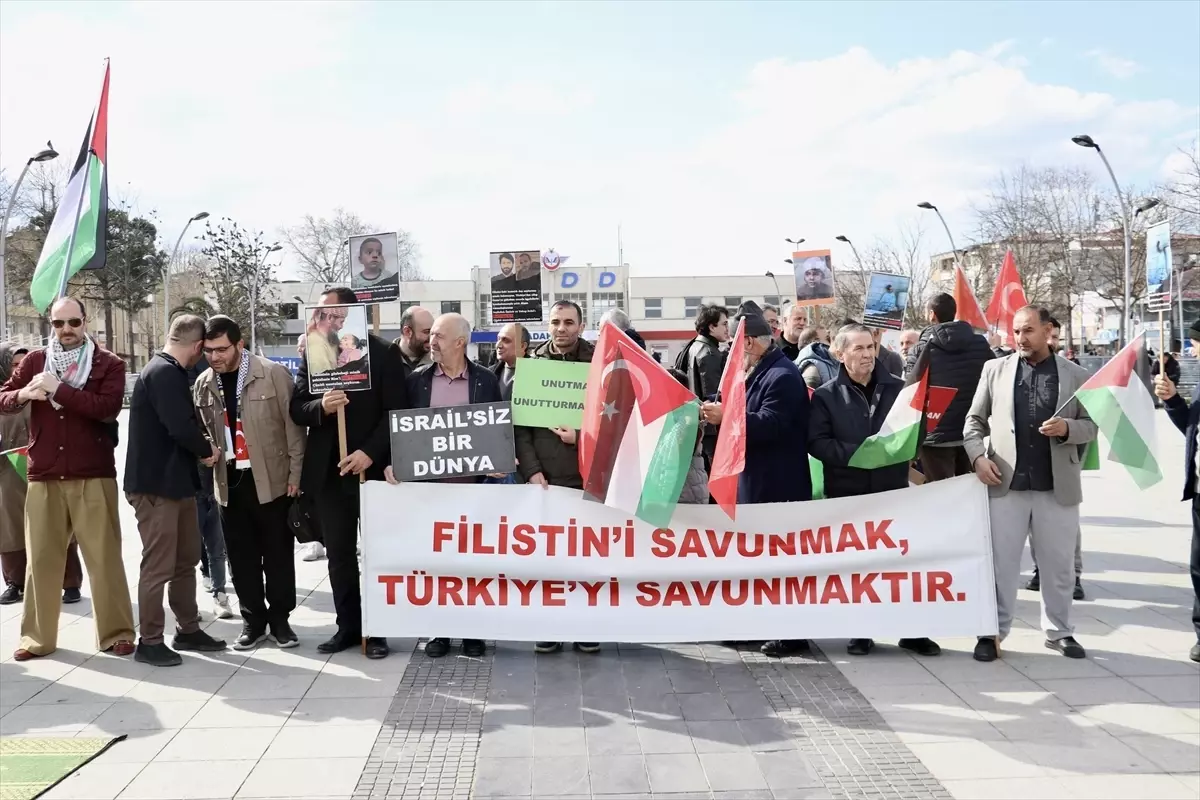 Sakarya’da Gazze destek gösterisi katılımcıları