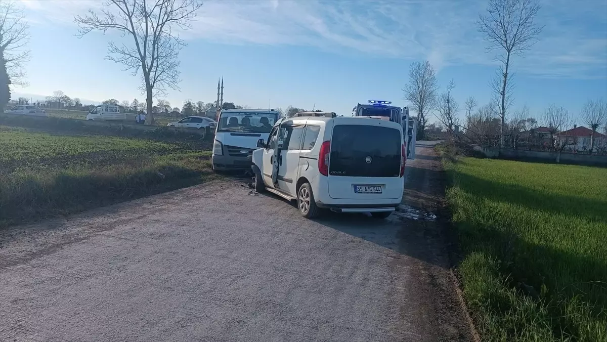 Bafra’da Kamyonet ile Ticari Araç Çarpıştı, 2 Kişi Yaralandı