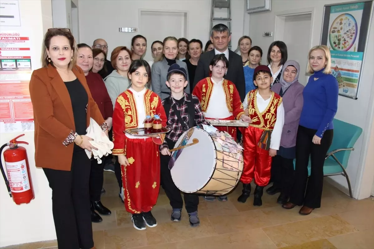 Tekirdağ’da Ramazan Coşkusu: Öğrenciler Sağlık Çalışanlarına Davul ve Maniyle Destek Verdi