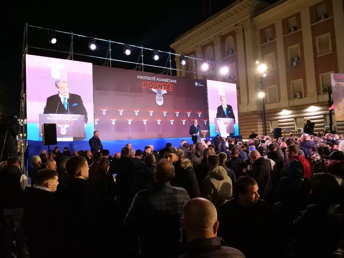 Tiran’da Binlerce Vatandaştan Yolsuzluk Karşıtı Gösteri