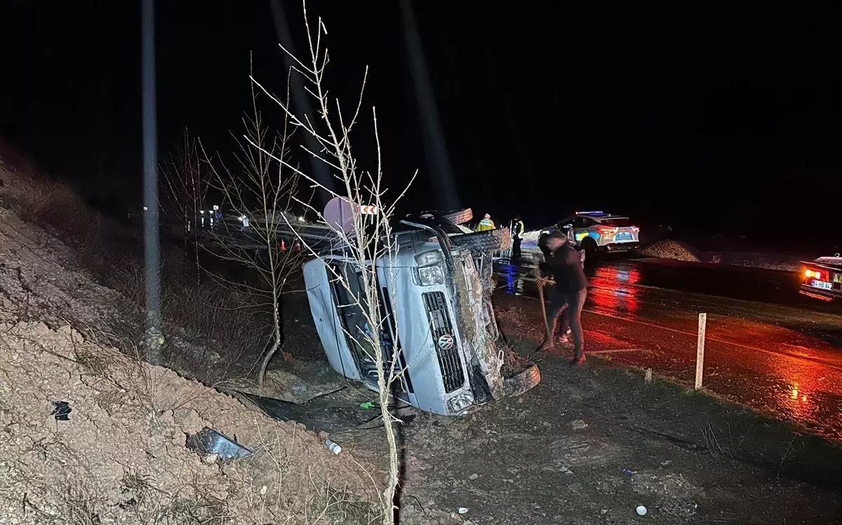 Uşak'ta İşçi Servisi Devrildi: 17 Kişi Yaralandı