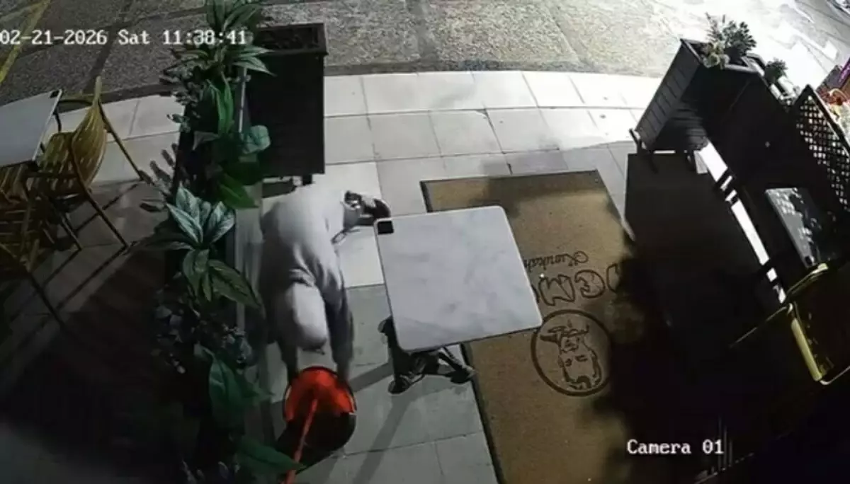 Manisa’da dükkan önünde paspas ve kova çalan çocuk