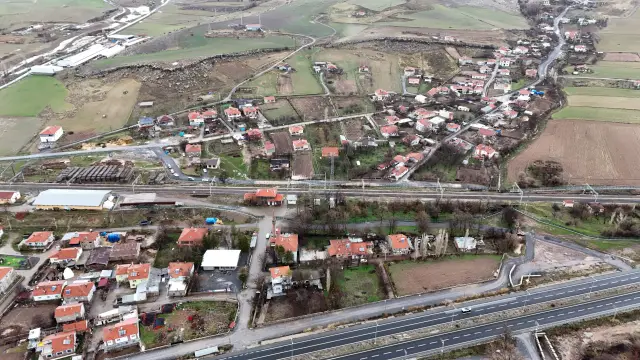 Tel örgülerle bölünmüş mahalle yolu