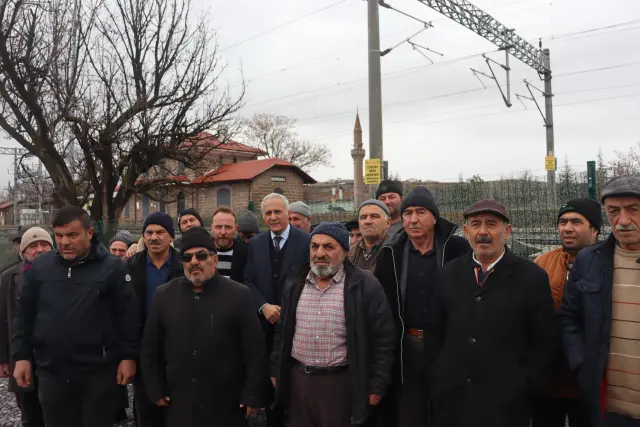 Mahalle sakinlerinin camiye yürüyüş fotoğrafı