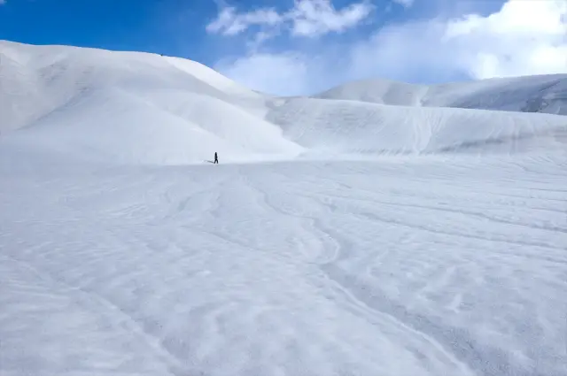 Karlı tepe üzerinde dalga şekilleri