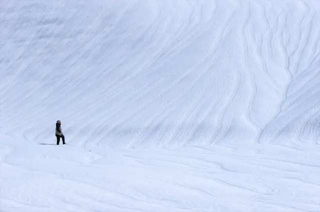 Gün doğumu ışığında kar dalgaları