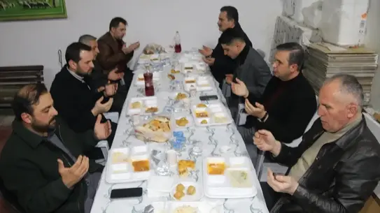 Haluk İpek iftar sofrasında