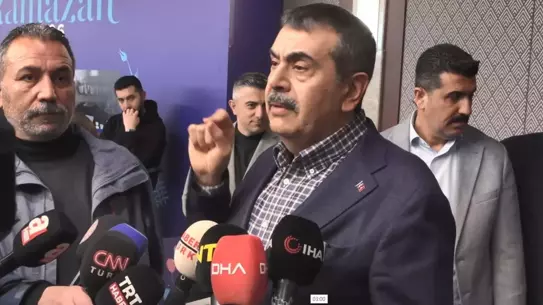 Bakan Tekin, Külliye'deki Ramazan Etkinliğinde Vatandaşlarla Buluştu