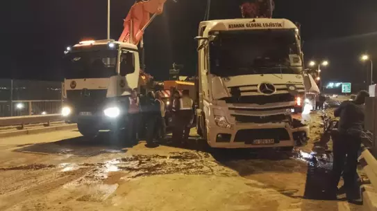 Büyükçekmece TEM Otoyolu'nda Kontrolsüz TIR Devrildi, Şoför Hastaneye Kaldırıldı