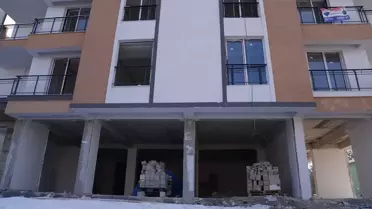 Erzurum’da Cam Balkon Firması, Ödenmeyen Ücret Nedeniyle İnşaat Malzemelerini Söküyor