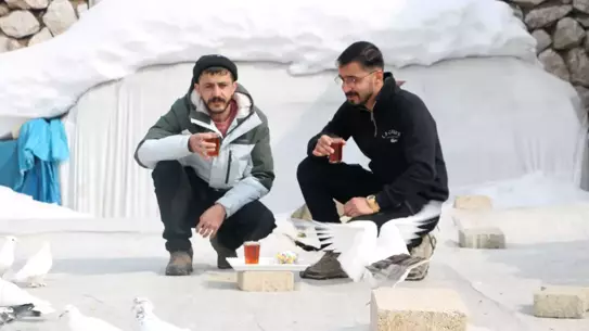 Evinde güvercinleri besleyen Murat Çağatay