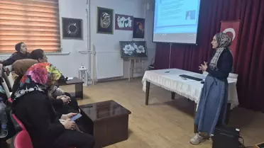 Eğitim atölyesinde sunum yapan uzman