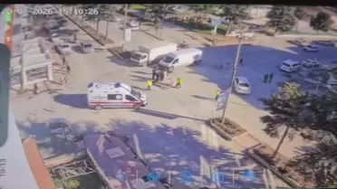 Motosikletin minibüse çarpma anı