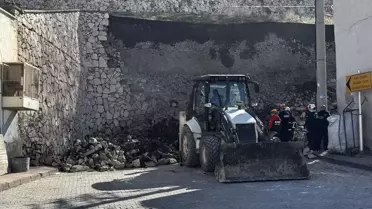 Niğde Kalesi'nde İstinat Duvarı Çöktü: Yetkililer Hızlı Müdahale Etti