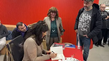 Ayşegül Aldinç, D&R Kitap İmza Etkinliğinde Okurlarıyla Buluştu