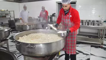 Kızılay gönüllülerinin Muş’taki iftar dağıtımı