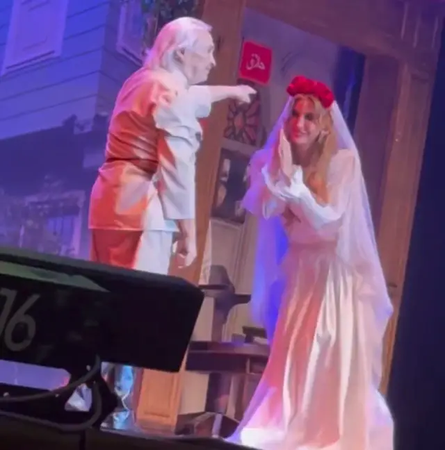 Sahnedeki koreografi detayı