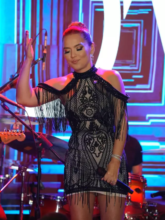 Demet Akalın sosyal medyada paylaşım yaparken