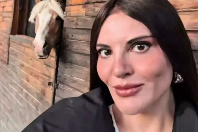 Göksel sahne ışıkları altında