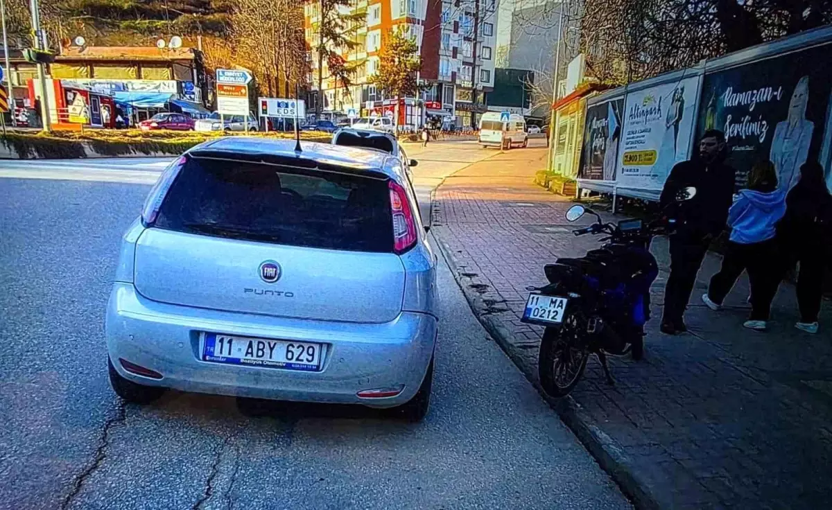 Bilecik'te Otomobil ve Motosiklet Çarpıştı: 1 Yaralı