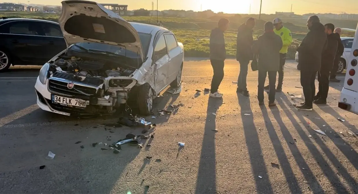 Çorlu’da İşçi Servisi ve İki Otomobilin Çarpıştığı Zincirleme Kaza