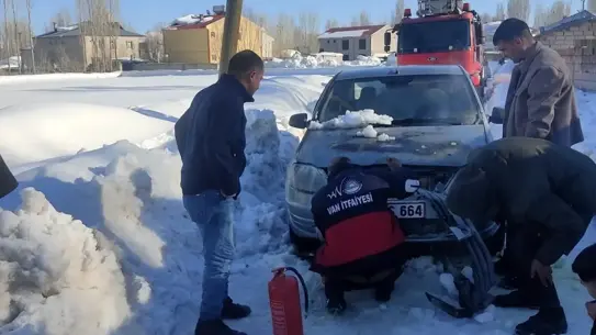 Van Çaldıran’da Seyir Halindeki Otomobilde Motor Yangını ve İtfaiye Müdahalesi