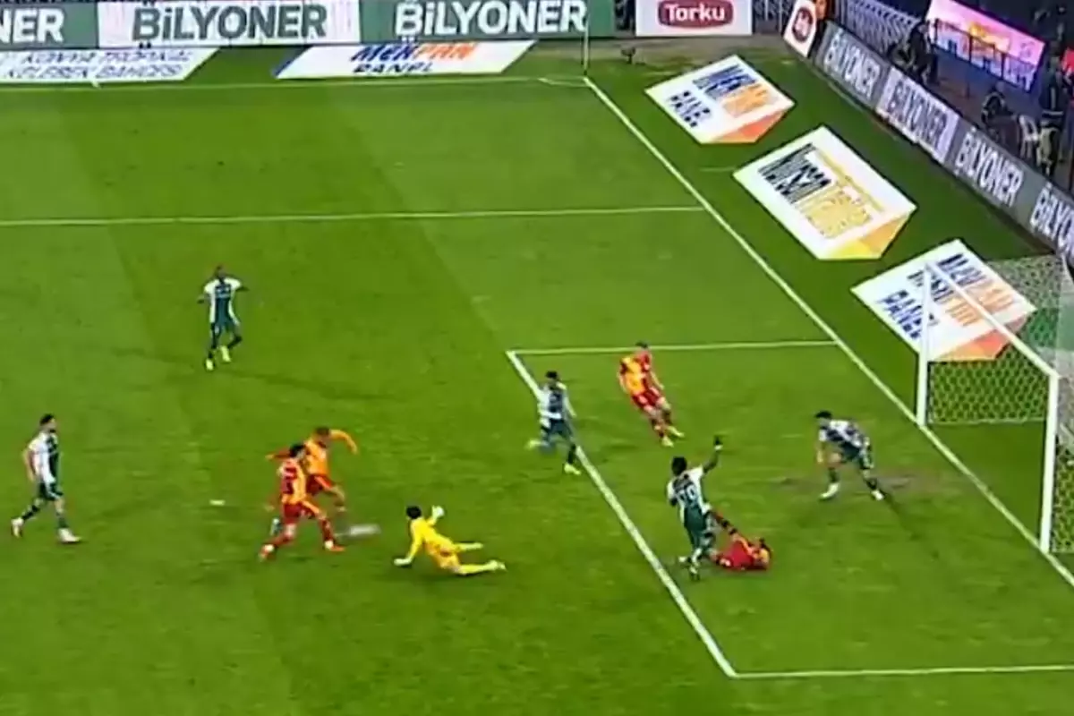 Galatasaray'ın Golü VAR İncelemesinden Sonra İptal Edildi, Takım Sosyal Medyada Tepki Gösterdi