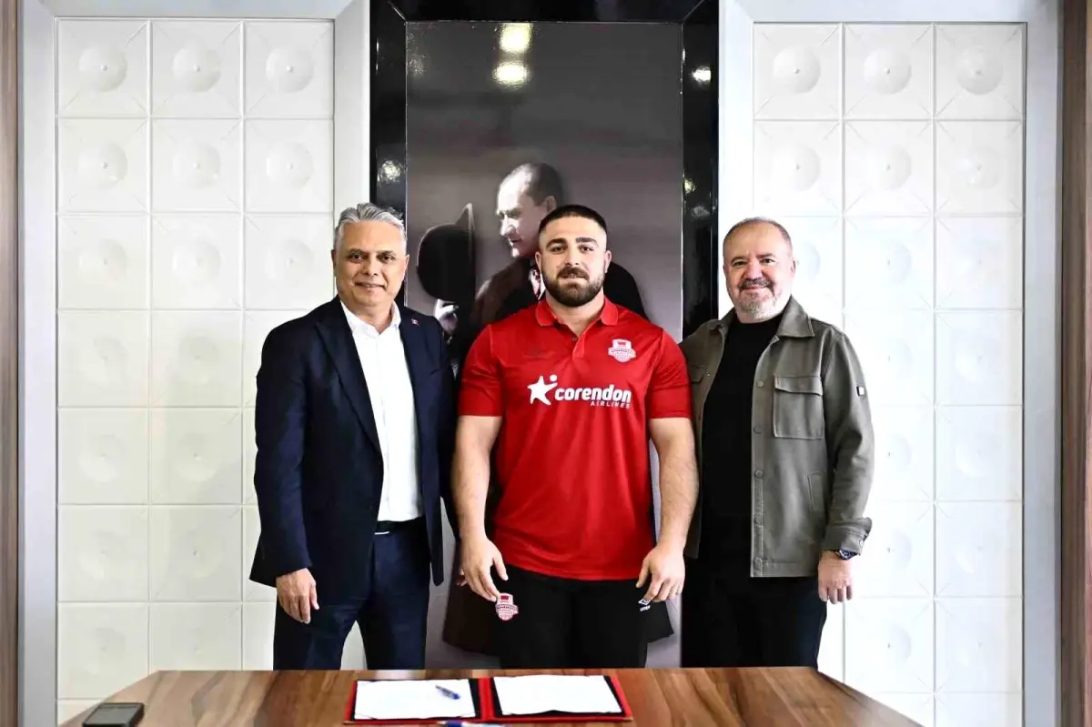 Muratpaşa Belediyesi, 3. Kez Yağlı Güreş Şampiyonu Başpehlivan Osman Kan ile 3 Yıllık Sözleşme İmzaladı