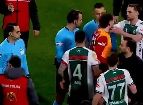 Okan Buruk maç sonrası hakeme işaret eder