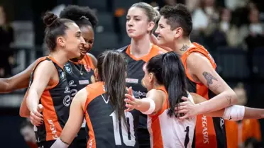 Eczacıbaşı Dynavit, Beşiktaş'ı 3-0 Yenerek Şampiyonluk Yolunda Önemli Bir Adım Attı