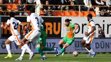 Alanyaspor, Başakşehir'i İlk Yarıda 2-0 Mağlup Etti