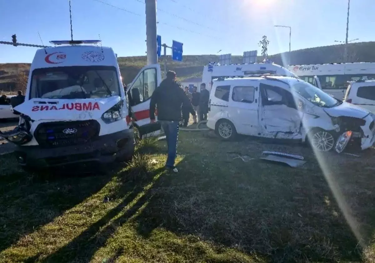 Bingöl Havalimanı Kavşağında Ambulans ve Ticari Araç Çarpıştı: 5 Yaralı