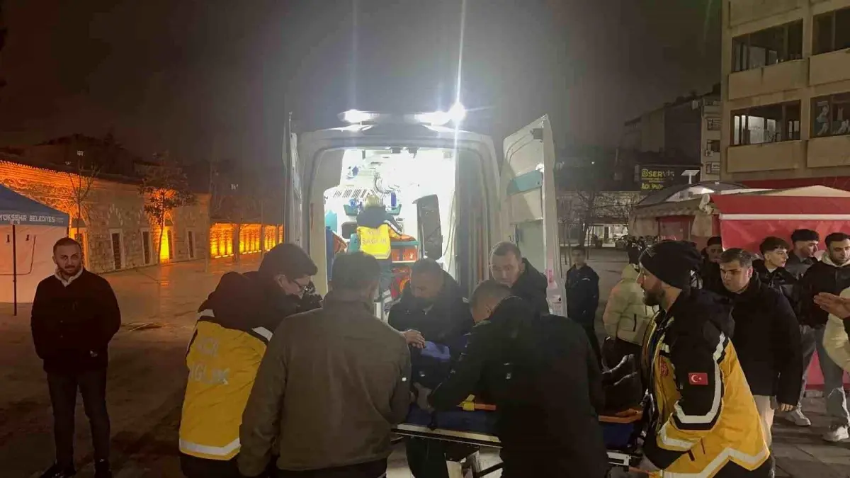 Gebze'de Scooter Sürücüsü Kayarak Araca Çarptı, Yaralı Hastaneye Kaldırıldı