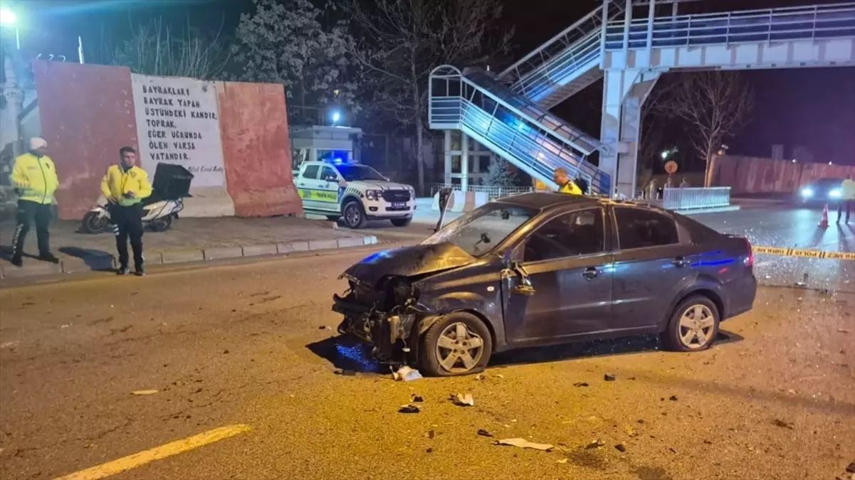 Bingöl'de Kontrolden Çıkan Araç Takla Attı, İki Kişi Yaralandı