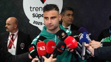 Deniz Türüç sahada akıcı bir pas veriyor