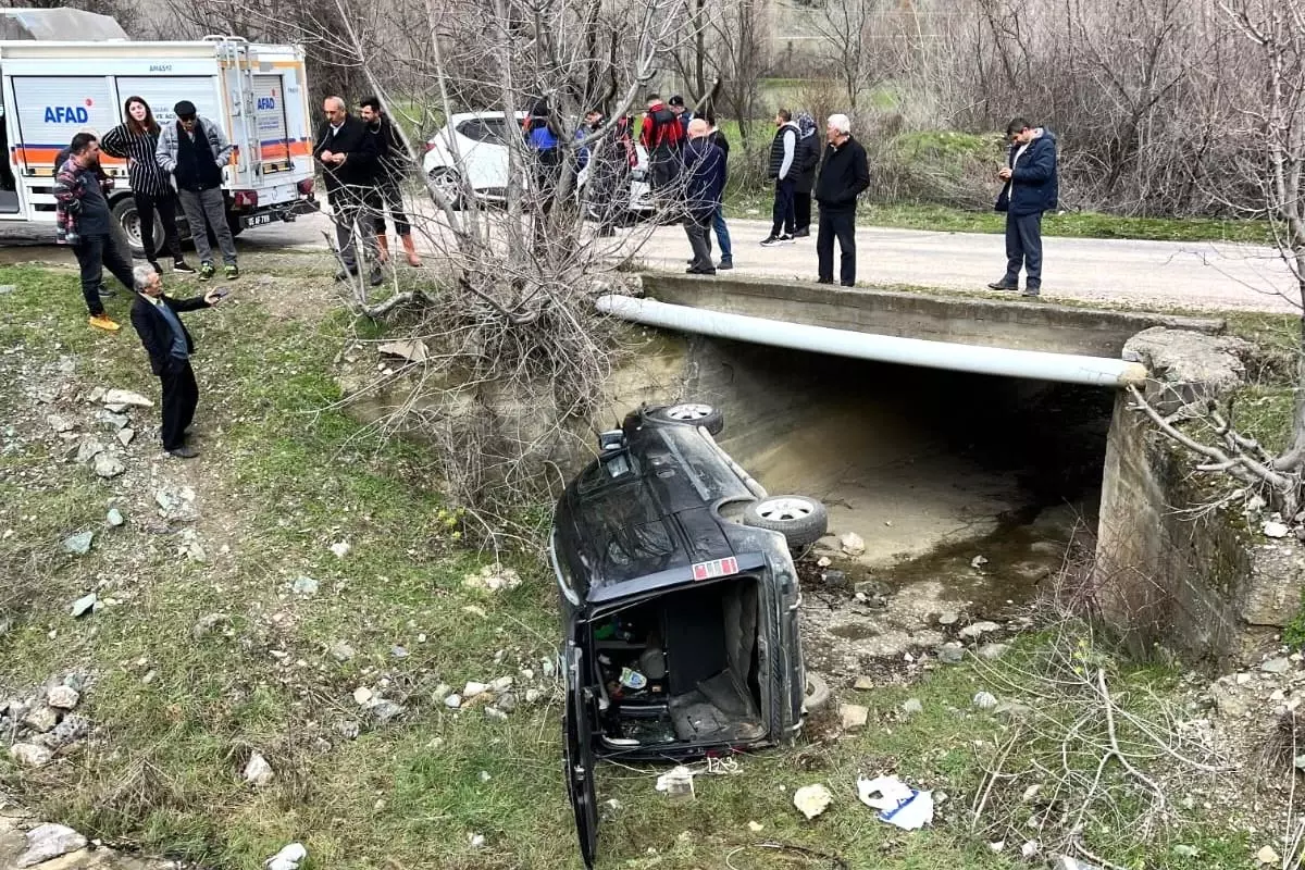 Amasya’da Virajda Kamyonet Devrildi: 3 Yaralı