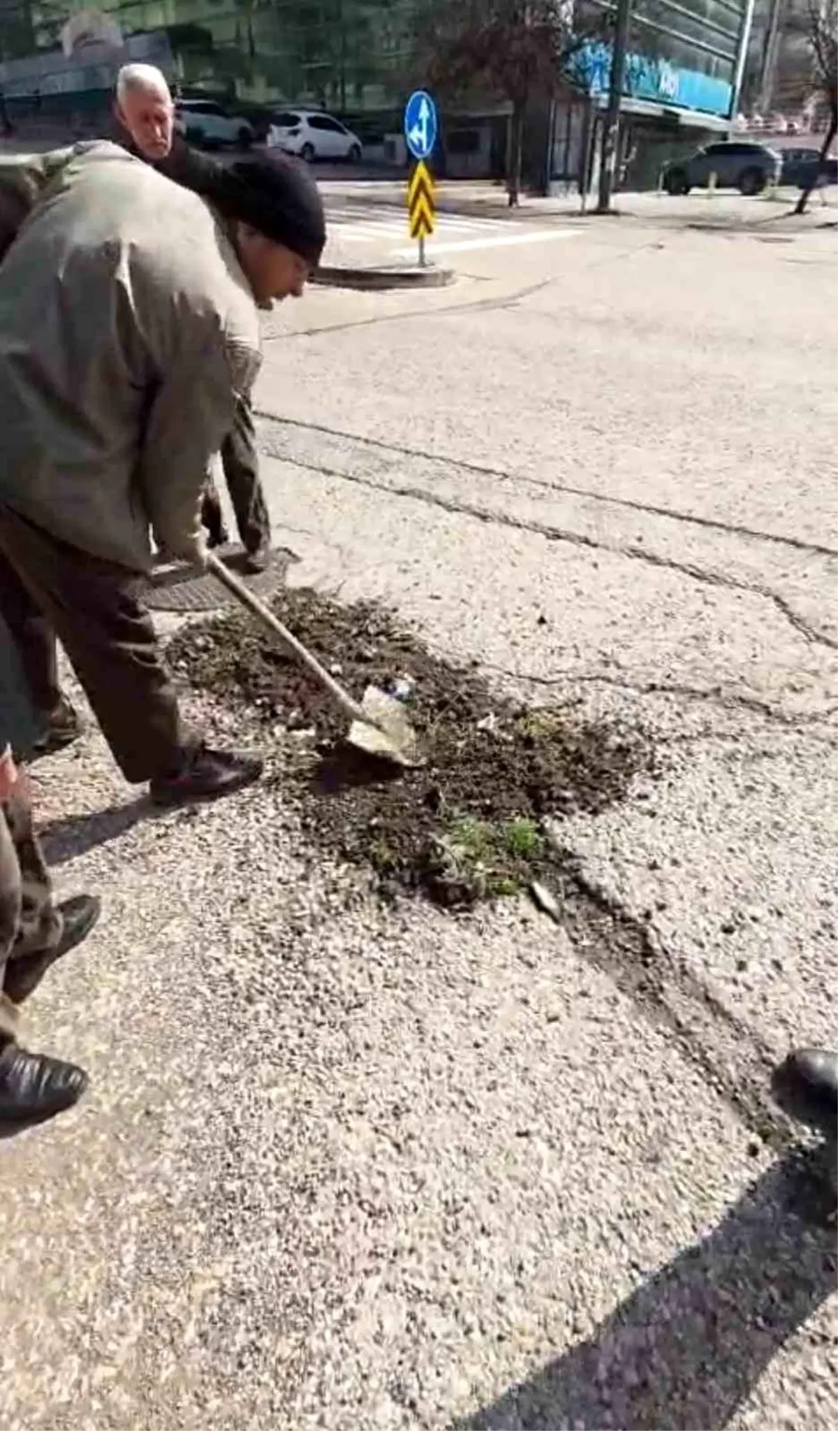 Mamak’ta Çukurlar Vatandaşların Ellerinde: Sokaklar Kendi Çözümünü Buldu