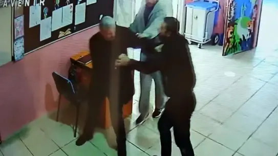 Ahlat'ta Veliler Tarafından Okul Müdürlerine Şiddetli Saldırı ve Güvenlik Kamerası Görüntüleri Ortaya Çıktı